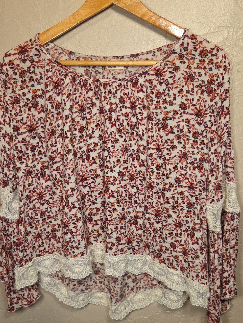 Hollister Boho Floral Blouse XS Lace Trim Peasant Top Bell Sleeve Flowy